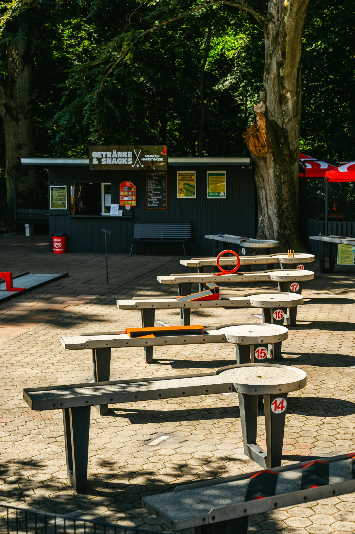 Bahnenreihe vor dem Kiosk