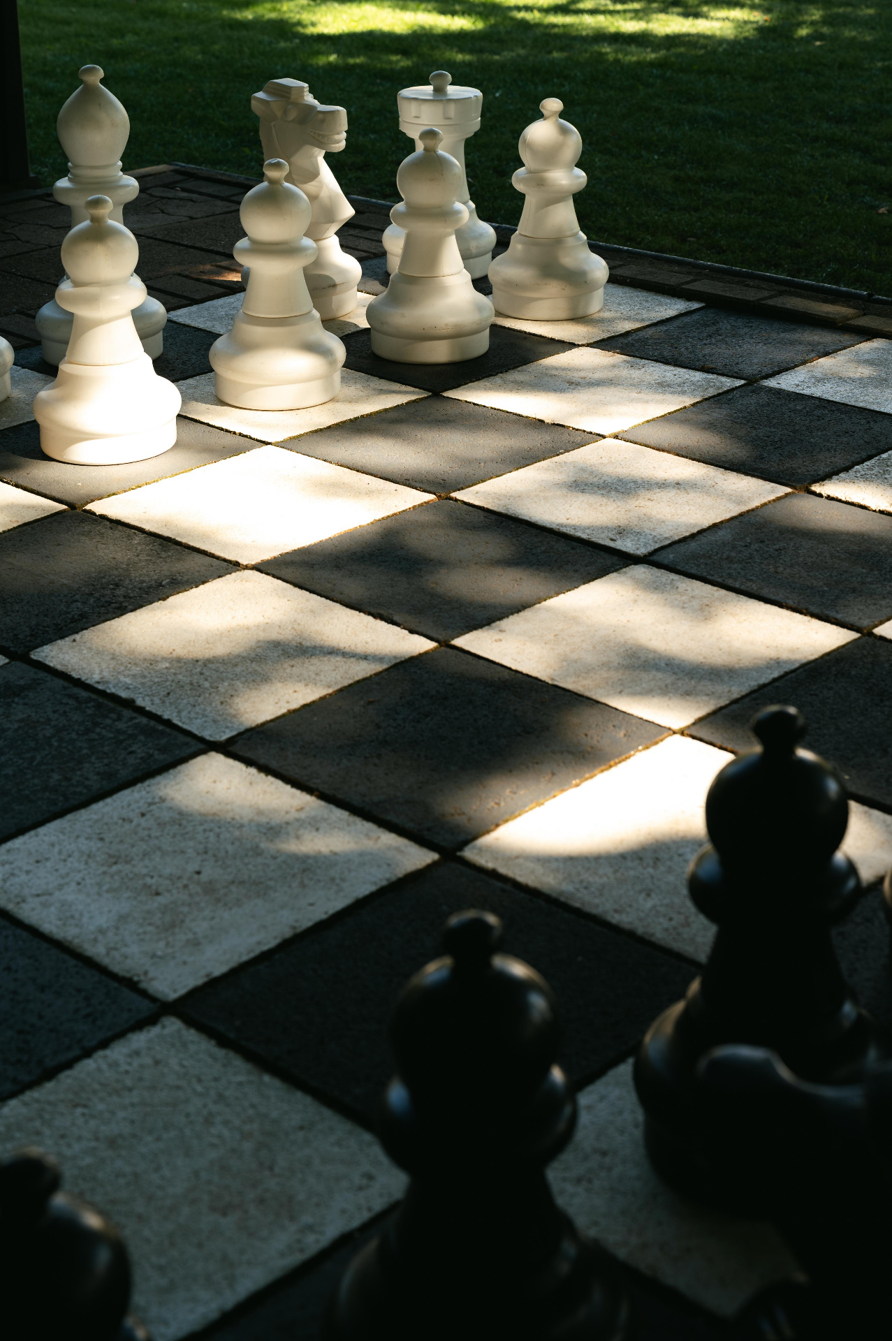 Große Figuren, große Pläne. – Gartenschach