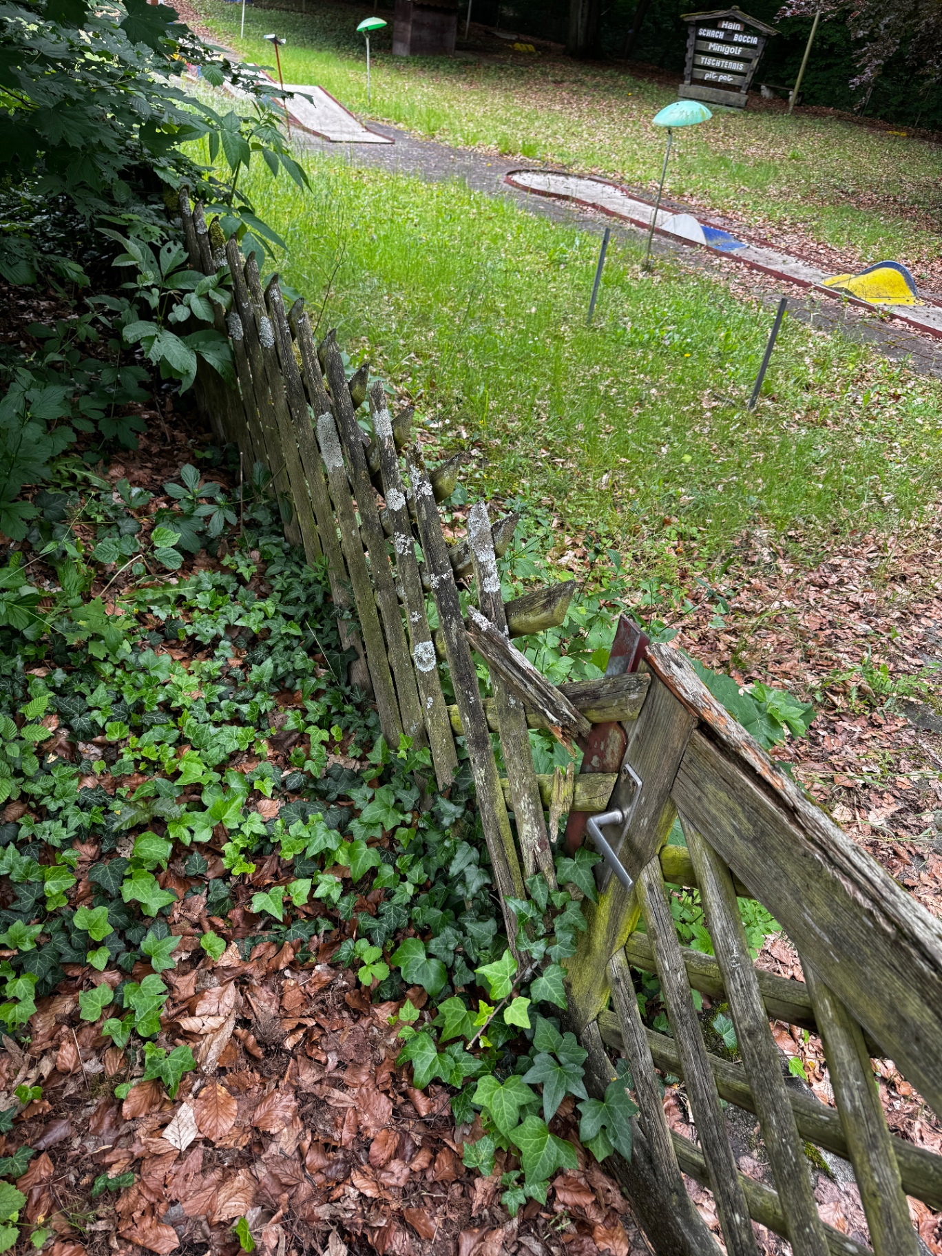 Alter Zaun am Rand der Anlage