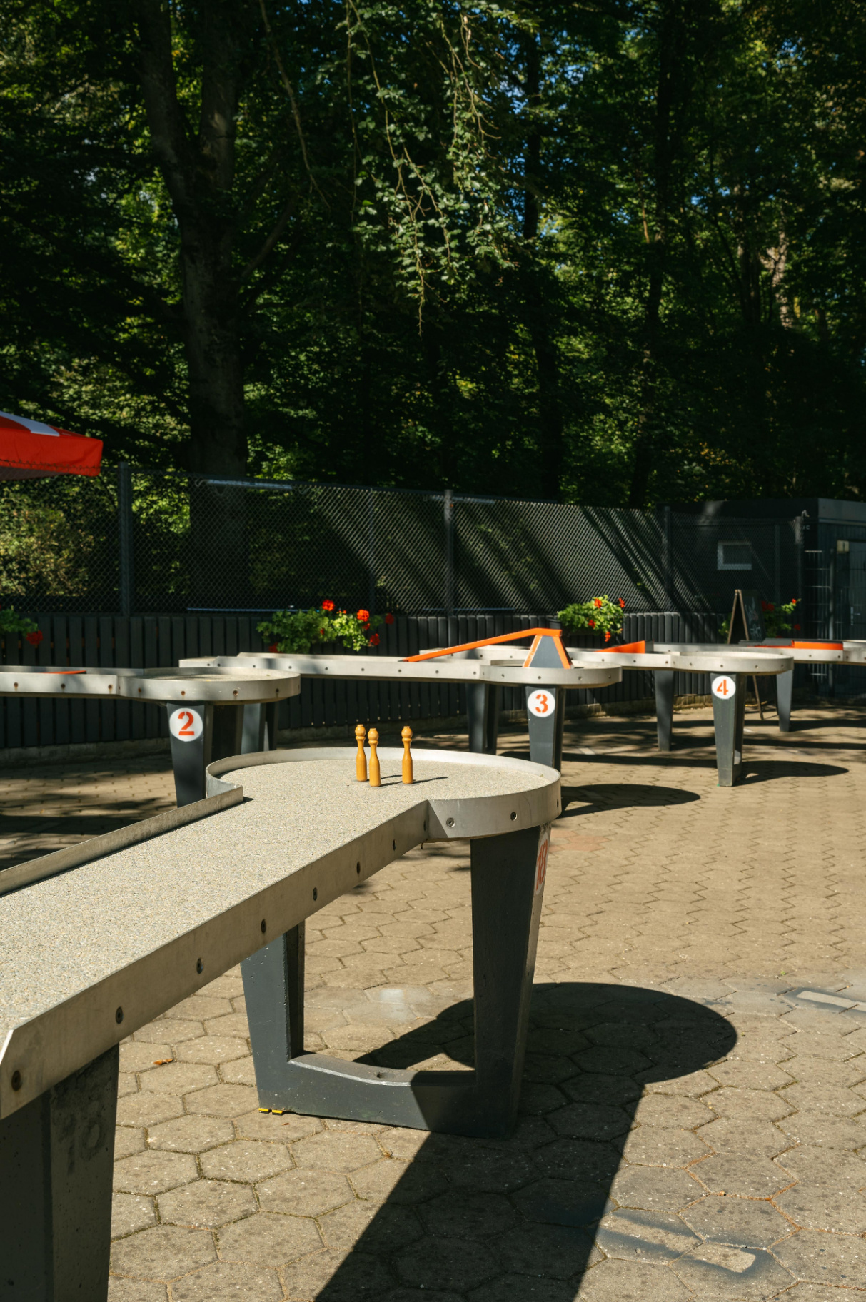 Minigolf-Bahnen mit Blumen
